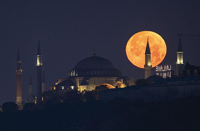 Dün gece İstanbul semaları! 'Süper Ay' tarihi yarımadayla buluştu Dün gece İstanbul semaları! 'Süper Ay' tarihi yarımadayla buluştu