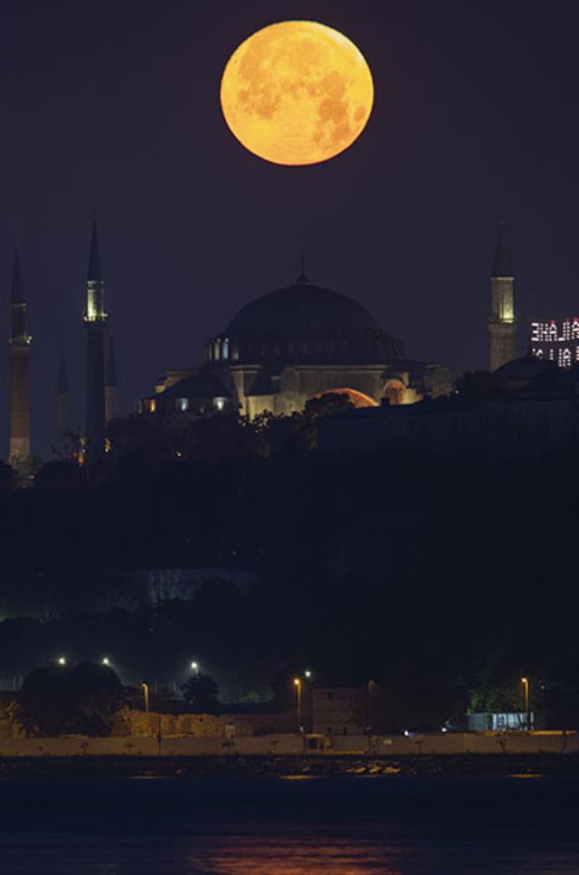 Dün gece İstanbul semaları! 'Süper Ay' tarihi yarımadayla buluştu Dün gece İstanbul semaları! 'Süper Ay' tarihi yarımadayla buluştu