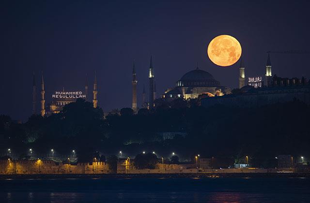 Dün gece İstanbul semaları! 'Süper Ay' tarihi yarımadayla buluştu Dün gece İstanbul semaları! 'Süper Ay' tarihi yarımadayla buluştu