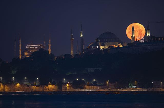 Dün gece İstanbul semaları! 'Süper Ay' tarihi yarımadayla buluştu Dün gece İstanbul semaları! 'Süper Ay' tarihi yarımadayla buluştu