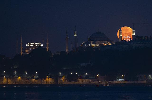 Dün gece İstanbul semaları! 'Süper Ay' tarihi yarımadayla buluştu Dün gece İstanbul semaları! 'Süper Ay' tarihi yarımadayla buluştu