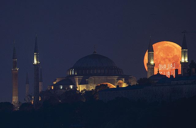 Dün gece İstanbul semaları! 'Süper Ay' tarihi yarımadayla buluştu Dün gece İstanbul semaları! 'Süper Ay' tarihi yarımadayla buluştu