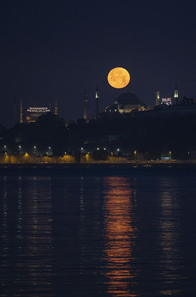 Dün gece İstanbul semaları! 'Süper Ay' tarihi yarımadayla buluştu Dün gece İstanbul semaları! 'Süper Ay' tarihi yarımadayla buluştu