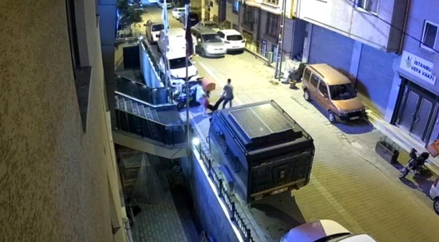 Evde kaçan kız kardeşleri otele yerleştirdi, dayak yedi Evde kaçan kız kardeşleri otele yerleştirdi, dayak yedi