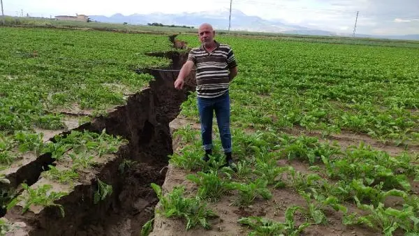 Kayseri'de şiddetli yağmur, ekili arazide 2,5 kilometre yarık oluşturdu