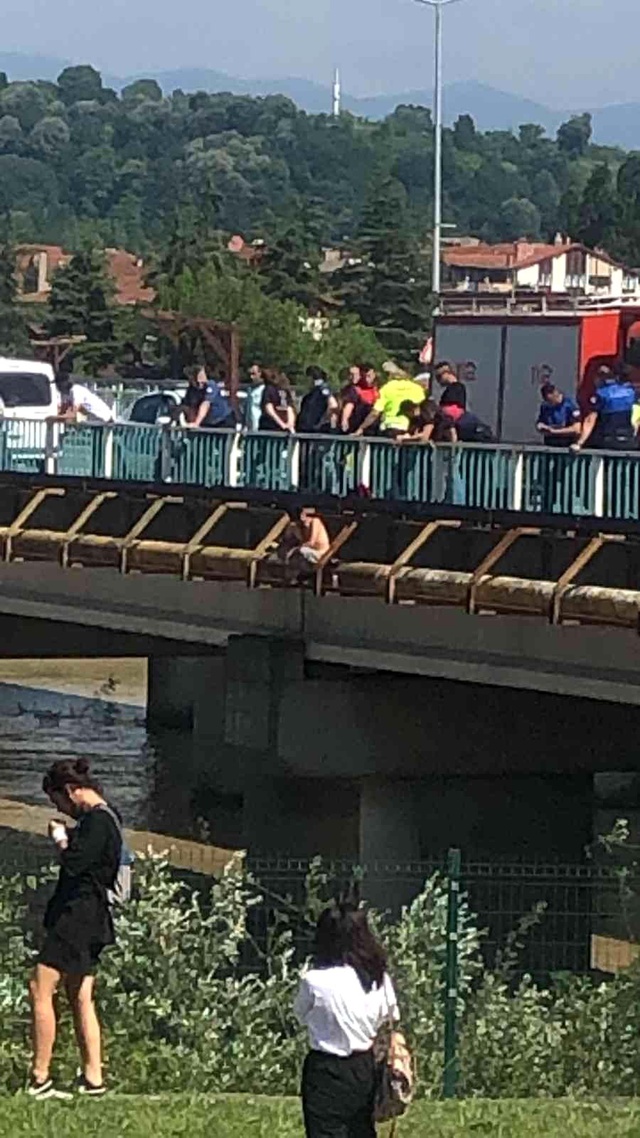 Ekiplerin ikna çabaları sürerken kendini köprüden aşağıya bıraktı Ekiplerin ikna çabaları sürerken kendini köprüden aşağıya bıraktı