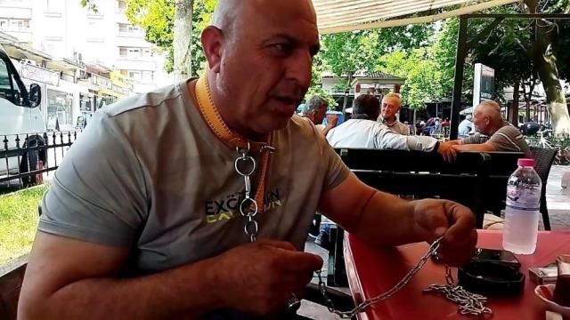 Sokakta köpek tasmasıyla gezen şahıs: Amacım nefsimi dizginleyip camiye götürmek Sokakta köpek tasmasıyla gezen şahıs: Amacım nefsimi dizginleyip camiye götürmek
