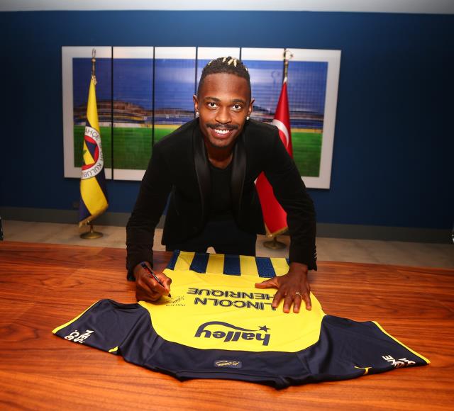 Son Dakika: Lincoln Henrique resmen Fenerbahçe'de! 4 yıllık sözleşme imzaladı Son Dakika: Lincoln Henrique resmen Fenerbahçe'de! 4 yıllık sözleşme imzaladı