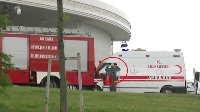 Son Dakika: Sağlık Bakanlığı önünde protesto! 'Bakan gelmezse kendimi patlatacağım' diyen şahıs güçlükle ikna edildi Son Dakika: Sağlık Bakanlığı önünde protesto! 'Bakan gelmezse kendimi patlatacağım' diyen şahıs güçlükle ikna edildi