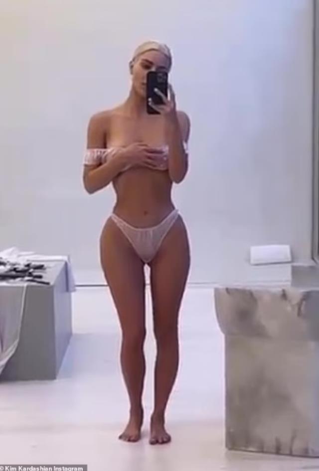 Sütyenini tam giymeyip ayna karşısında poz veren Kim Kardashian nefes kesti Sütyenini tam giymeyip ayna karşısında poz veren Kim Kardashian nefes kesti