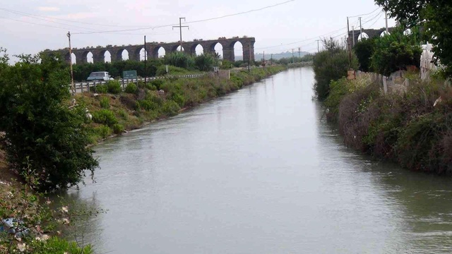 Serik'i besleyen ana boru patladı, su seviyesi 20 metre yükseldi Serik'i besleyen ana boru patladı, su seviyesi 20 metre yükseldi