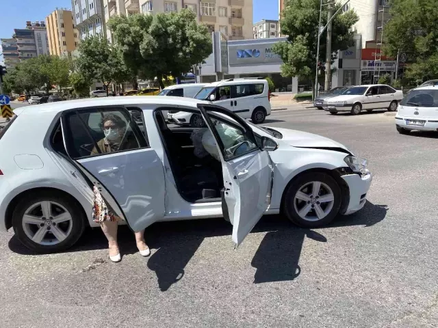 Şanssızlığın böylesi! Otomobilin devrini aldığı noterden çıkar çıkmaz kaza yaptı