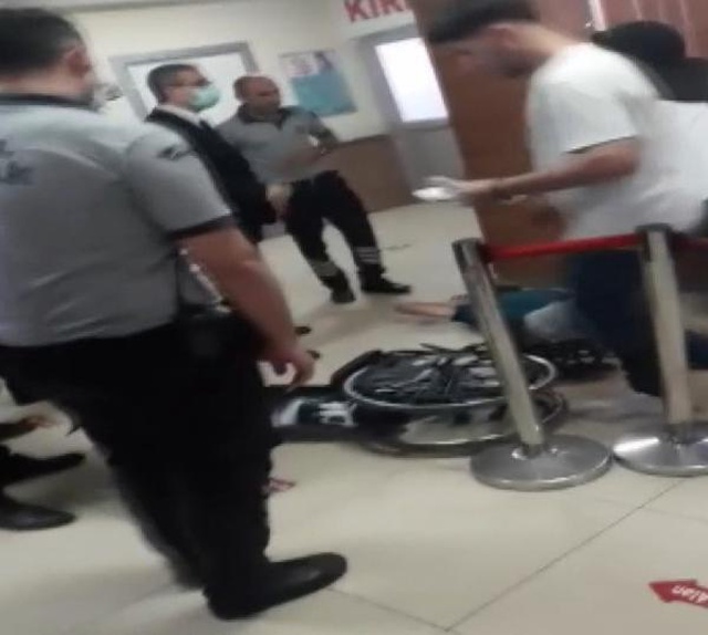 Kimliksiz hastaya kırmızı reçeteli ilaç yazdırmak istedi, ret alınca hastaneyi birbirine kattı Kimliksiz hastaya kırmızı reçeteli ilaç yazdırmak istedi, ret alınca hastaneyi birbirine kattı