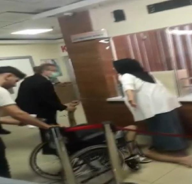 Kimliksiz hastaya kırmızı reçeteli ilaç yazdırmak istedi, ret alınca hastaneyi birbirine kattı Kimliksiz hastaya kırmızı reçeteli ilaç yazdırmak istedi, ret alınca hastaneyi birbirine kattı
