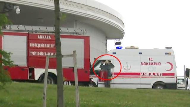 Fahrettin Koca, 'Sağlık Bakanı gelmezse kendimi patlatırım' protestosunda bulunan ambulans şoförüyle bir araya geldi Fahrettin Koca, 'Sağlık Bakanı gelmezse kendimi patlatırım' protestosunda bulunan ambulans şoförüyle bir araya geldi