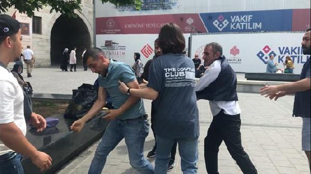 Eminönü bir anda karıştı! Seyyar satıcı kadına saldıran şahsa kafa attılar