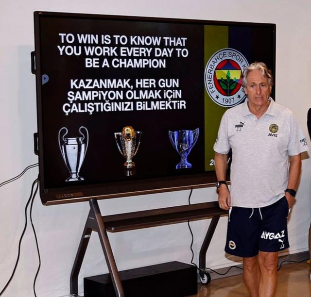Fenerbahçe'de Jorge Jesus devrimi! Futbolcularla yaptığı toplantıda söylediği söz sosyal medya gündemine oturdu Fenerbahçe'de Jorge Jesus devrimi! Futbolcularla yaptığı toplantıda söylediği söz sosyal medya gündemine oturdu