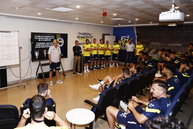 Fenerbahçe'de Jorge Jesus devrimi! Futbolcularla yaptığı toplantıda söylediği söz sosyal medya gündemine oturdu Fenerbahçe'de Jorge Jesus devrimi! Futbolcularla yaptığı toplantıda söylediği söz sosyal medya gündemine oturdu