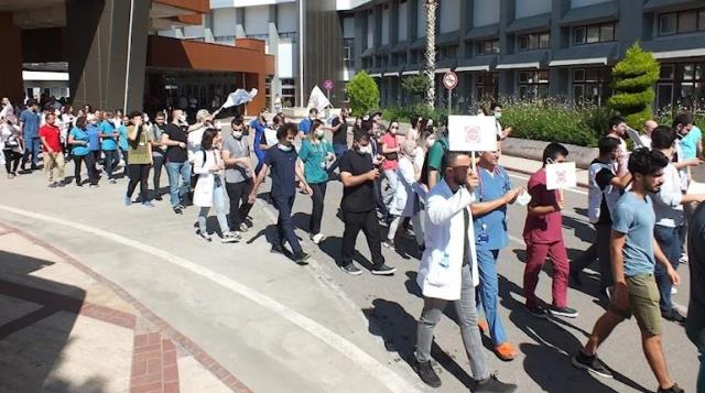 On binlerce hekim TBMM'ye sunulan sağlık düzenlemesini protesto için 1 günlük iş bırakma eylemi yaptı