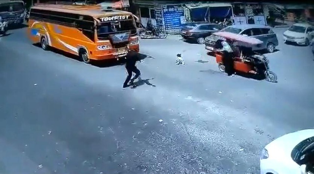 Polisin dikkati faciayı önledi! Yola düşen küçük çocuk otobüsün altında kalmaktan son anda kurtuldu Polisin dikkati faciayı önledi! Yola düşen küçük çocuk otobüsün altında kalmaktan son anda kurtuldu