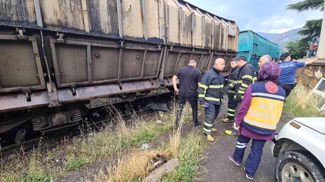 Yük treninin vatandaşa çarptığı feci kaza saniye saniye kameralara yansıdı Yük treninin vatandaşa çarptığı feci kaza saniye saniye kameralara yansıdı