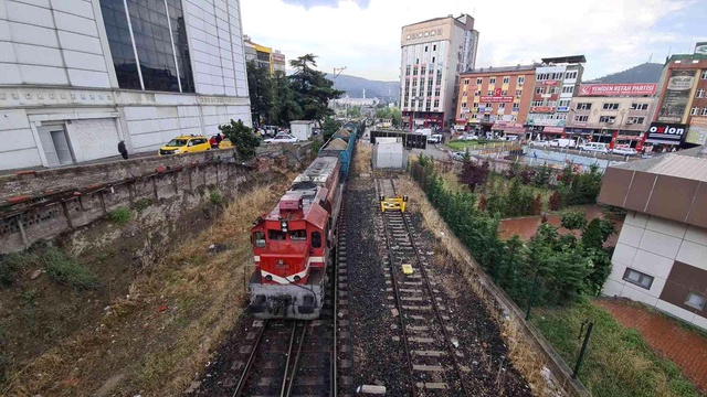 Yük treninin vatandaşa çarptığı feci kaza saniye saniye kameralara yansıdı Yük treninin vatandaşa çarptığı feci kaza saniye saniye kameralara yansıdı