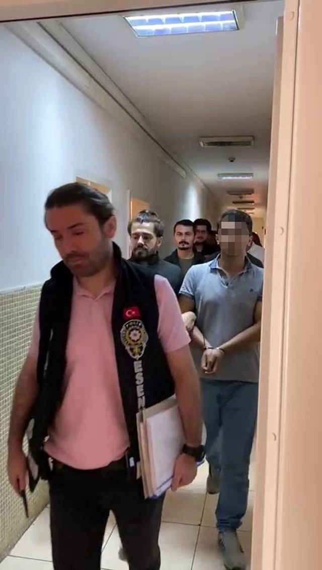 Düğünde PKK lehine slogan atıldığı ihbarını alan ekipler geçti! 10 kişi kıskıvrak yakalandı Düğünde PKK lehine slogan atıldığı ihbarını alan ekipler geçti! 10 kişi kıskıvrak yakalandı