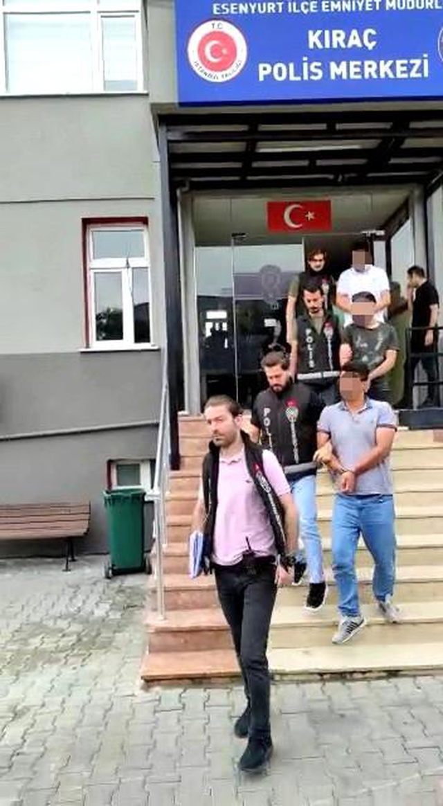 Düğünde PKK lehine slogan atıldığı ihbarını alan ekipler geçti! 10 kişi kıskıvrak yakalandı Düğünde PKK lehine slogan atıldığı ihbarını alan ekipler geçti! 10 kişi kıskıvrak yakalandı