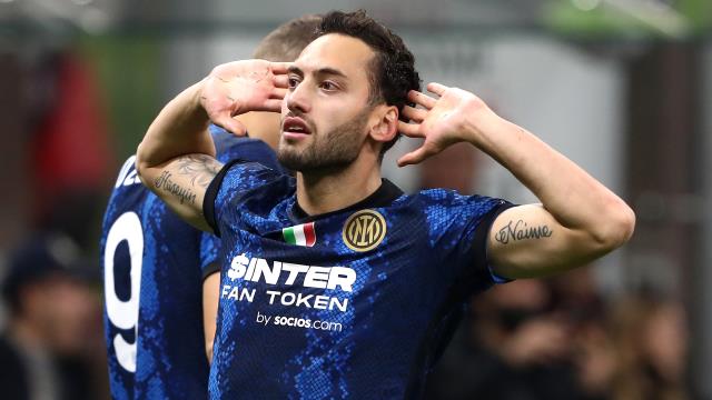 Hakan Çalhanoğlu, Türk futbol tarihine geçecek! Dünyanın en zengin kulübüne gidiyor Hakan Çalhanoğlu, Türk futbol tarihine geçecek! Dünyanın en zengin kulübüne gidiyor