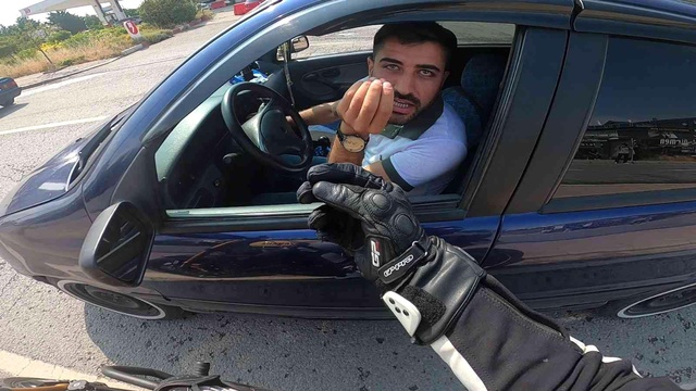 Kazadan son anda kurtuldular, tartışmanın sonu görenleri hayrete düşürdü Kazadan son anda kurtuldular, tartışmanın sonu görenleri hayrete düşürdü