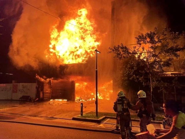 Tayvan'da ailesine kızan şahıs evi ateşe verdi: 8 ölü Tayvan'da ailesine kızan şahıs evi ateşe verdi: 8 ölü