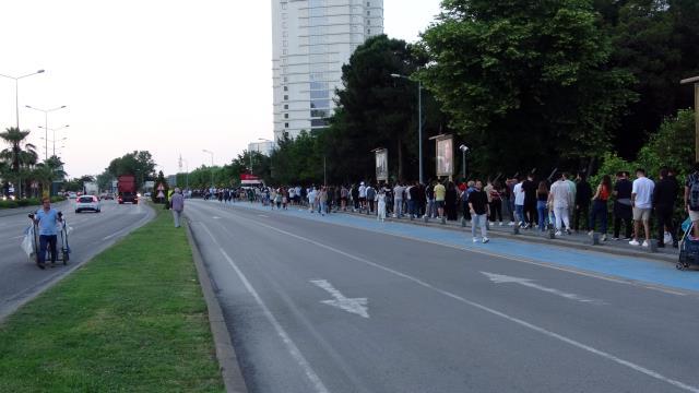 Yüzlerce metrelik konser kuyruğu