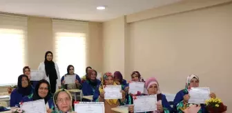 40 ve 60'lı yaşlardaki 13 kadın okuma-yazma öğrendi