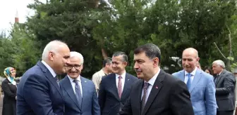 Ankara Valisi Şahin, Kızılcahamam'da karne törenine katıldı