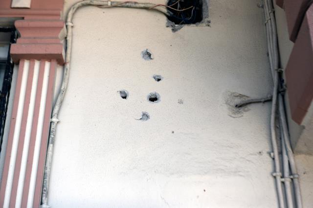 Balkonda 4 çocuğuyla uyuyan ailenin evini pompalı tüfek ve tabancayla taradılar