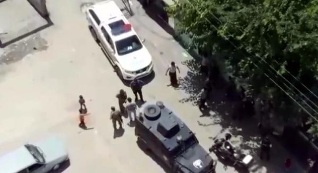 Polisten 'Cono Aşireti'nin mahallesine nefes kesen operasyon! Metruk binalar tek tek arandı Polisten 'Cono Aşireti'nin mahallesine nefes kesen operasyon! Metruk binalar tek tek arandı