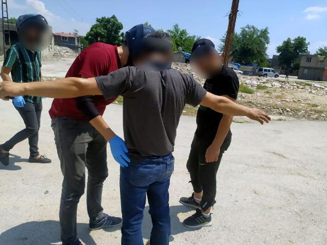 Polisten 'Cono Aşireti'nin mahallesine nefes kesen operasyon! Metruk binalar tek tek arandı Polisten 'Cono Aşireti'nin mahallesine nefes kesen operasyon! Metruk binalar tek tek arandı