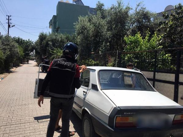 Polisten 'Cono Aşireti'nin mahallesine nefes kesen operasyon! Metruk binalar tek tek arandı Polisten 'Cono Aşireti'nin mahallesine nefes kesen operasyon! Metruk binalar tek tek arandı
