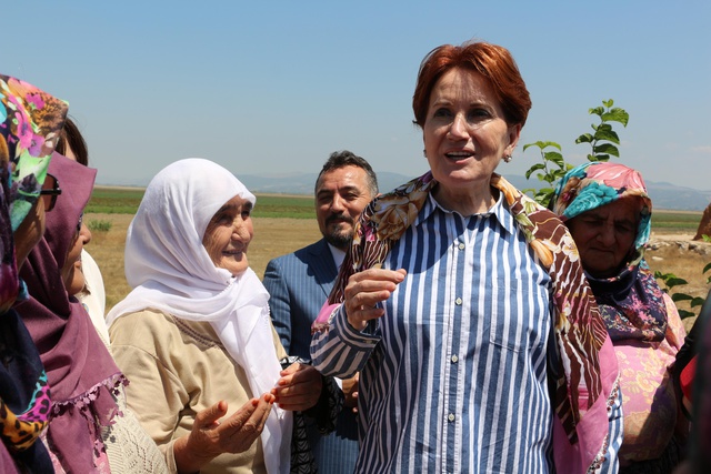 'Çiftçimiz fiyatlardan dolayı hayvanlarına oruç tutmayı öğretti' diyen Akşener'e vatandaştan tepki 'Çiftçimiz fiyatlardan dolayı hayvanlarına oruç tutmayı öğretti' diyen Akşener'e vatandaştan tepki