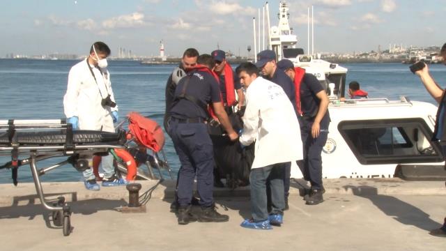 Kadıköy'de bir kişi denize düşüp boğuldu! Esnaf 'Kimse yardım etmedi' diyerek isyan etti