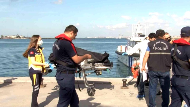 Kadıköy'de bir kişi denize düşüp boğuldu! Esnaf 'Kimse yardım etmedi' diyerek isyan etti