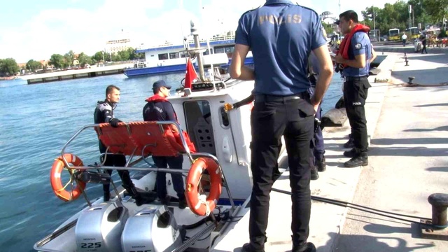 Kadıköy'de bir kişi denize düşüp boğuldu! Esnaf 'Kimse yardım etmedi' diyerek isyan etti