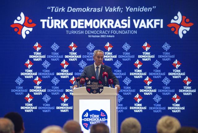 'Kral çıplak' çıkışıyla başlayan tartışmada tansiyon yükseliyor! Bülent Arınç'tan Metiner'e zehir zemberek sözler 'Kral çıplak' çıkışıyla başlayan tartışmada tansiyon yükseliyor! Bülent Arınç'tan Metiner'e zehir zemberek sözler
