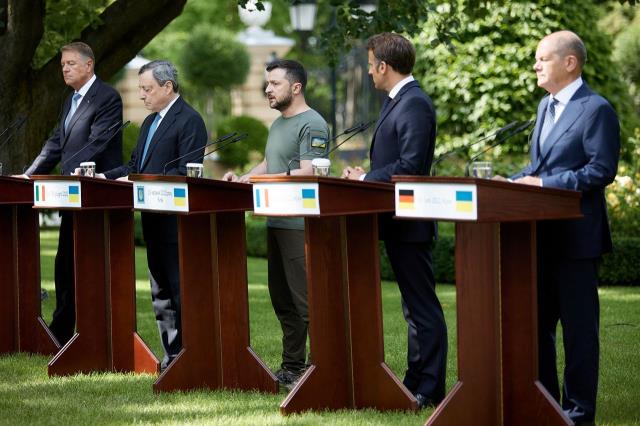 Ukrayna lideri Zelenski'den Macron'a soğuk karşılama! Kucaklamaya çalıştı ama karşılık bulamadı Ukrayna lideri Zelenski'den Macron'a soğuk karşılama! Kucaklamaya çalıştı ama karşılık bulamadı