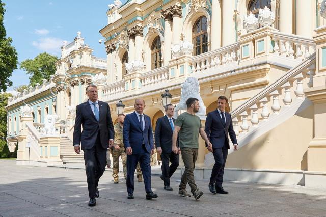 Ukrayna lideri Zelenski'den Macron'a soğuk karşılama! Kucaklamaya çalıştı ama karşılık bulamadı