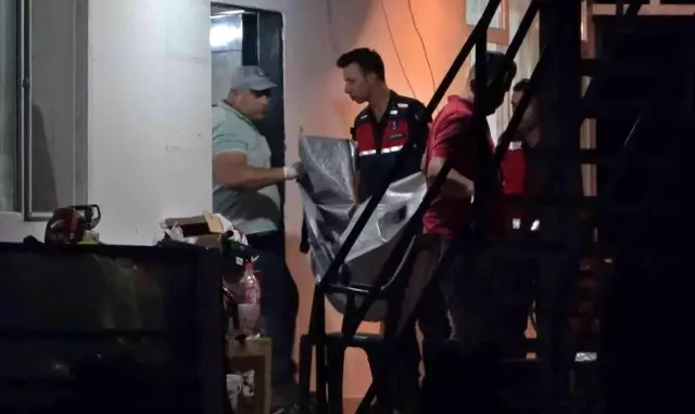 Av tüfeğiyle 2 çocuğunu ve karısını öldüren adam, intihara kalkıştı Av tüfeğiyle 2 çocuğunu ve karısını öldüren adam, intihara kalkıştı