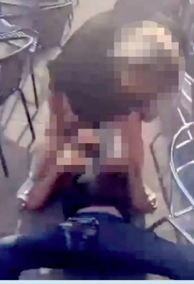 Daha neler göreceğiz? İç çamaşırını soyan kadın, çıplak şekilde adamın yüzüne oturdu