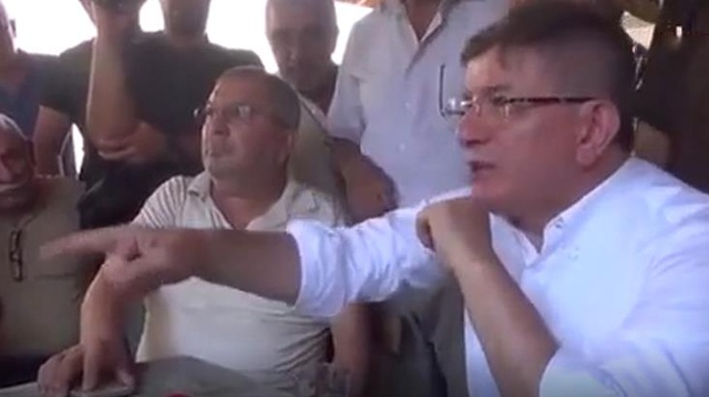 Esnaf ziyaretine çıkan Davutoğlu ne dediyse vatandaşı ikna edemedi! Sonunda kendisi de pes etti Esnaf ziyaretine çıkan Davutoğlu ne dediyse vatandaşı ikna edemedi! Sonunda kendisi de pes etti