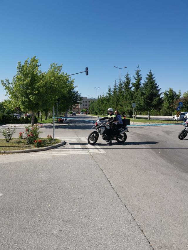 Öğrenciler sınava geç kaldı, tüm ümitlerin bittiği noktada polisler yardıma koştu Öğrenciler sınava geç kaldı, tüm ümitlerin bittiği noktada polisler yardıma koştu
