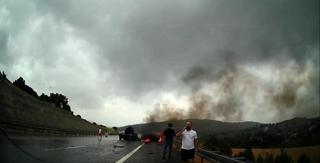 Otoyolda yaşanan feci kaza anbean kamerada: 1 kişi öldü, 2 araç yandı